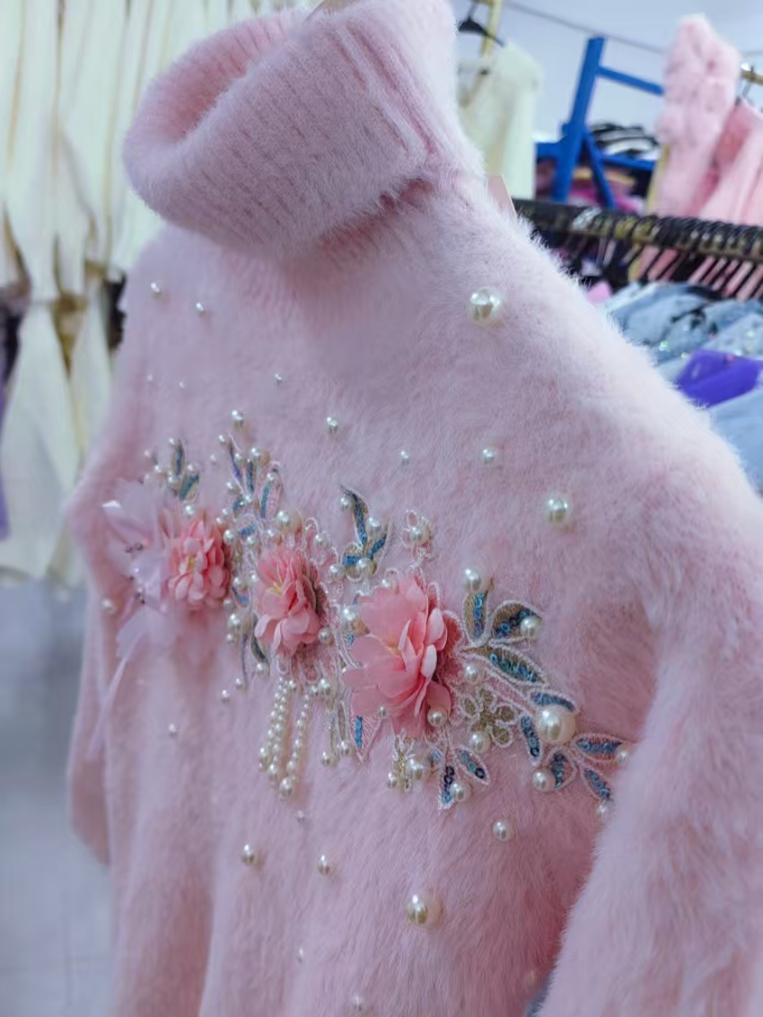 Winter Clothing Photo - Maglione Rosa a Collo Alto Aderente